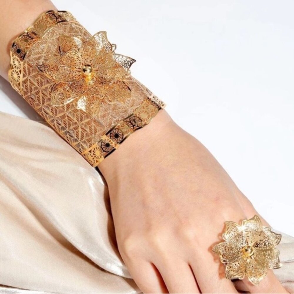 Bundle of jewelry